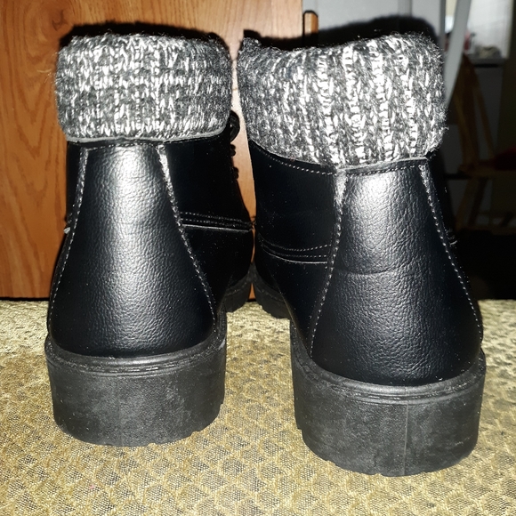 SOLD Women's winter boots - Picture 2 of 4